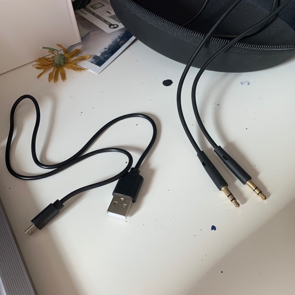 Power Locus Bluetooth Over-ear Headphones - Picture 4 of 7